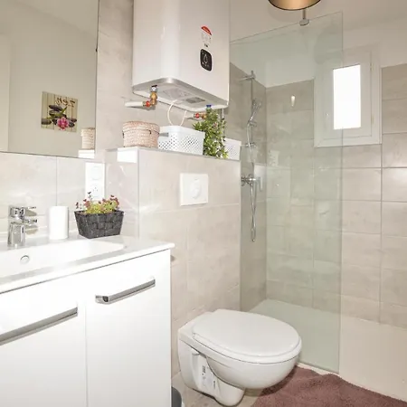 Nice In With Outdoor Swimming Pool, Wifi And Heated Swimming Pool Lejlighed
